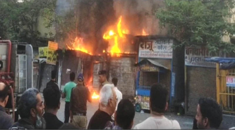 महाराणा प्रताप चौक के पास लगी दुकानों में आग