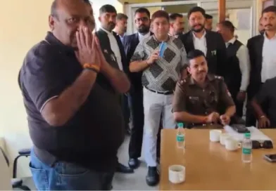 फरार चल रहे अनूप अग्रवाल उर्फ लाला अचानक काशीपुर कोतवाली पहुंचे