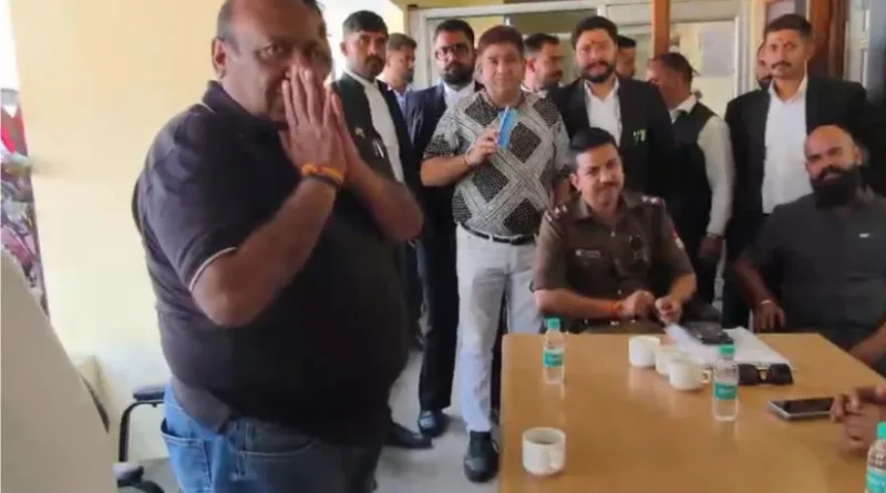 फरार चल रहे अनूप अग्रवाल उर्फ लाला अचानक काशीपुर कोतवाली पहुंचे