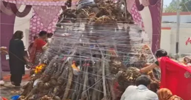 नगर में जगह-जगह सज संवरकर होली तैयार