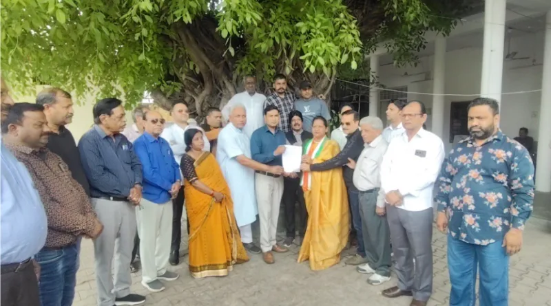 रामनगर नेशनल हाईवे सड़क के शीघ्र निर्माण की मांग को लेकर महानगर कांग्रेस दिया ज्ञापन