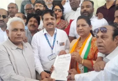 कांग्रेस ने रेल मंत्री को संबोधित 11- सूत्री ज्ञापन स्टेशन मास्टर को सौंपा