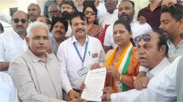 कांग्रेस ने रेल मंत्री को संबोधित 11- सूत्री ज्ञापन स्टेशन मास्टर को सौंपा