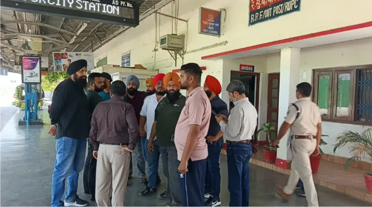 सम्पर्क क्रान्ति में दो लोगों से पिस्टल की नोक पर 7 लाख लूटे