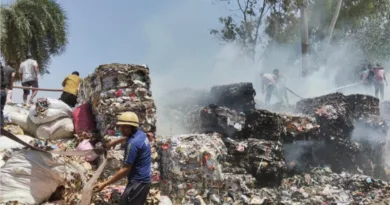 प्रोलिफिक पेपर्स में अचानक लगी आग में सैकड़ो टन वेस्ट पेपर हुआ जलकर राख