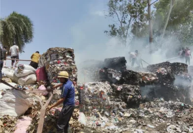प्रोलिफिक पेपर्स में अचानक लगी आग में सैकड़ो टन वेस्ट पेपर हुआ जलकर राख