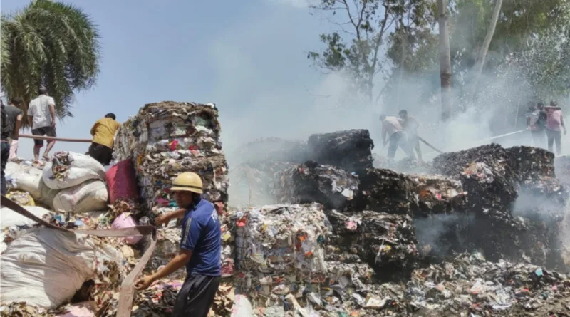 प्रोलिफिक पेपर्स में अचानक लगी आग में सैकड़ो टन वेस्ट पेपर हुआ जलकर राख