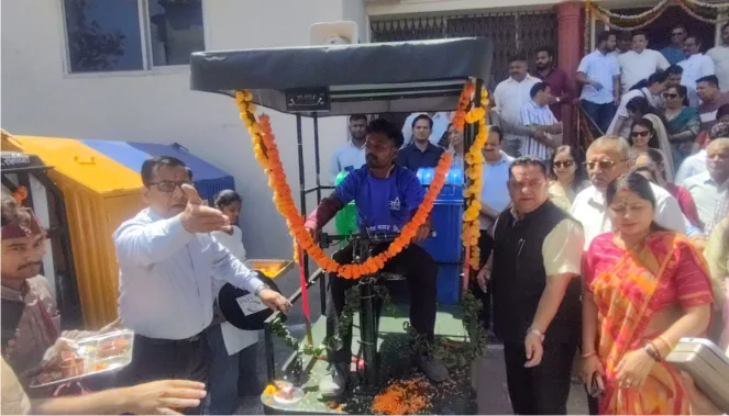 नैनी पेपर्स द्वारा नगर निगम को उपलब्ध कराई गई10 ई-रिक्शा टिपर