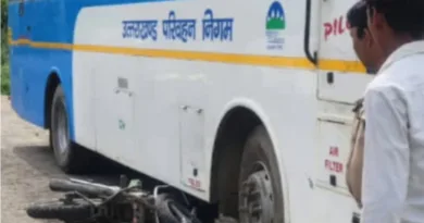 ओवरटेक के चक्कर में एक कार ने बाइक सवार दो युवकों को जोरदार टक्कर मारी