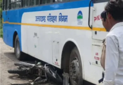 ओवरटेक के चक्कर में एक कार ने बाइक सवार दो युवकों को जोरदार टक्कर मारी