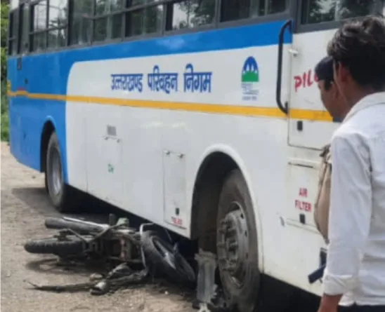 ओवरटेक के चक्कर में एक कार ने बाइक सवार दो युवकों को जोरदार टक्कर मारी