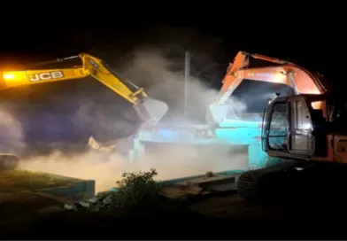 सुबह-सुबह रेलवे भूमि पर बनी एक अवैध मजार पर चला बुलडोजर