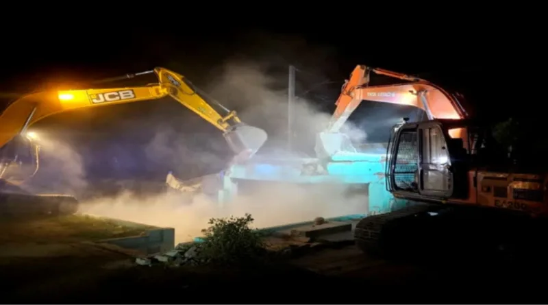 सुबह-सुबह रेलवे भूमि पर बनी एक अवैध मजार पर चला बुलडोजर