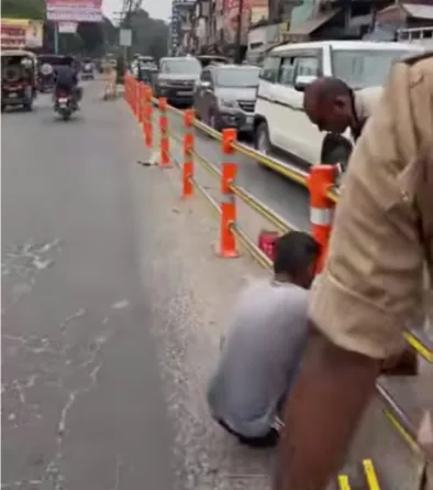 टांडा तिराहे से राधेश्याम बिल्डिंग तक की गयी बैरिकेडिंग