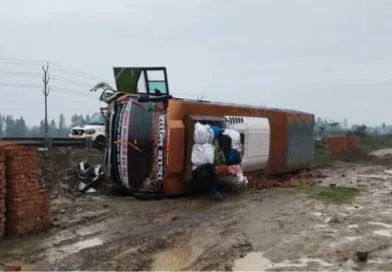 गदरपुर बाईपास पर बड़ा हादसा यात्रियों से भरी डबल डेकर बस अनियंत्रित होकर पलटी, 7 यात्री घायल