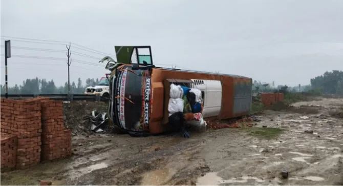 गदरपुर बाईपास पर बड़ा हादसा यात्रियों से भरी डबल डेकर बस अनियंत्रित होकर पलटी, 7 यात्री घायल
