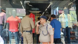 मुख्य बाजार स्थित शोरूमों में सेंध लगाकर करीब 10 लाख रुपये की चोरी