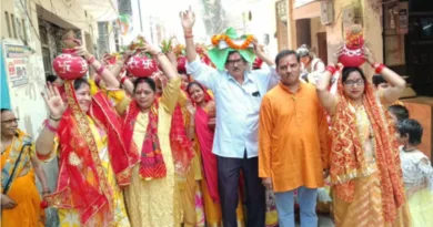 मुंशीराम चौराहा के शिव मन्दिर में श्रीमद्भागवत कथा से पूर्व महिलाओं ने निकाली गई कलश यात्रा