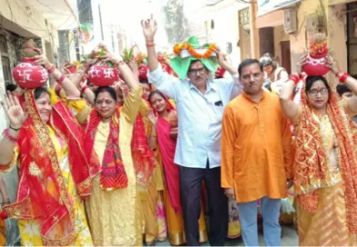 मुंशीराम चौराहा के शिव मन्दिर में श्रीमद्भागवत कथा से पूर्व महिलाओं ने निकाली गई कलश यात्रा