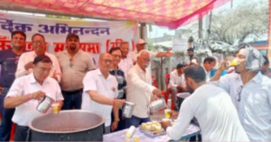 कुमायूं वैश्य महासभा ने राहगीरों और भक्तों को छबील बांटा