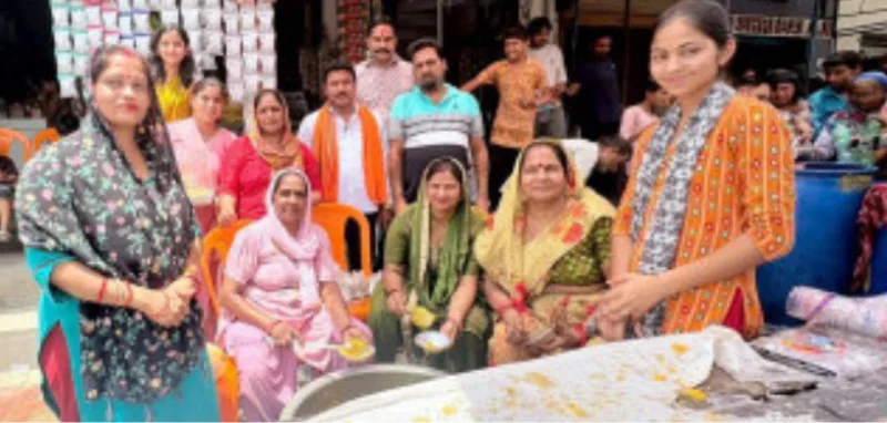 श्री विवेक प्रेम ट्रस्ट ने बांटा श्रद्धालुओं के लिए खिचड़ी एवं शरबत का प्रसाद