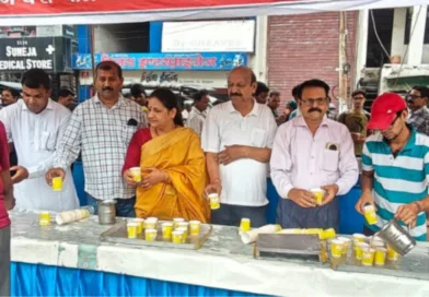 महाराणा प्रताप चौक पर लोकमाता अहिल्याबाई होल्कर की जयंती पर शरबत वितरण