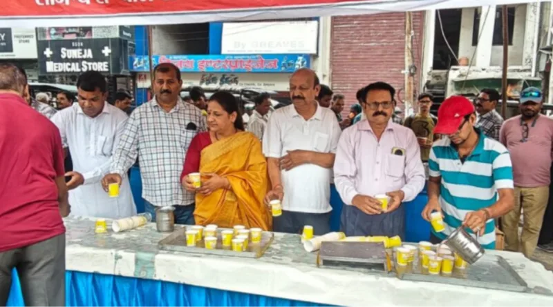 महाराणा प्रताप चौक पर लोकमाता अहिल्याबाई होल्कर की जयंती पर शरबत वितरण
