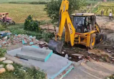 नानकमत्ता में सिंचाई विभाग की भूमि पर बनी अवैध मजार हटाई गई