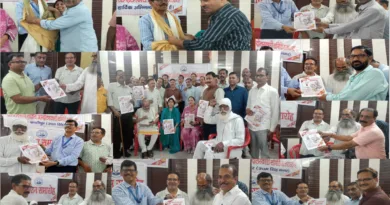 राज्य निर्माण आन्दोलनकारी सम्मान सम्मेलन में सम्मान पत्र पाकर खुशी से झुमे आवेदक