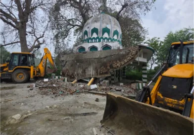 जसपुर में सरकारी जमीन पर बनी अवैध मजार पर चला बुलडोजर