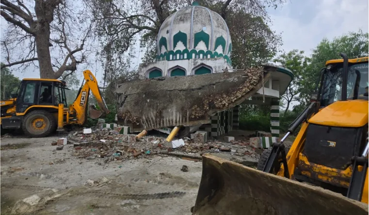 जसपुर में सरकारी जमीन पर बनी अवैध मजार पर चला बुलडोजर