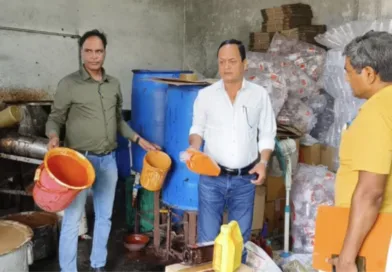 अवैध संचालित सॉस फैक्ट्री में छापा, सॉस की 351 बोतलें भी बरामद