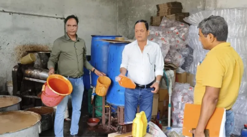 अवैध संचालित सॉस फैक्ट्री में छापा, सॉस की 351 बोतलें भी बरामद
