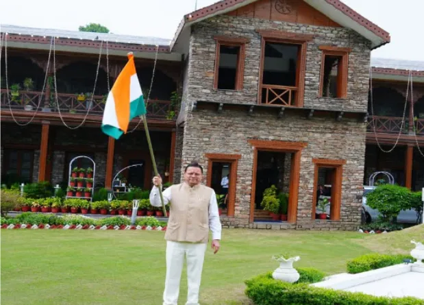 सीएम आवास में तिरंगा लगाकर ‘हर घर तिरंगा’ अभियान का दिया संदेश