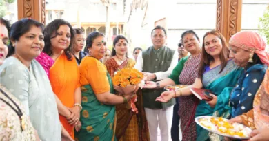मुख्य सेवक सदन में प्रदेश भर से आई बहनों ने मुख्यमंत्री को बांधा रक्षा सूत्र