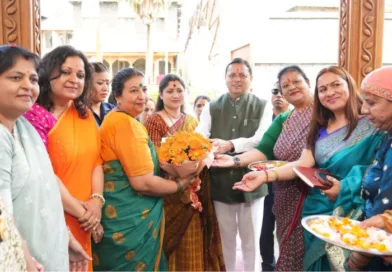मुख्य सेवक सदन में प्रदेश भर से आई बहनों ने मुख्यमंत्री को बांधा रक्षा सूत्र