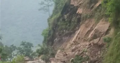 नैनीताल-काठगोदाम मार्ग पर गिरे बोल्डर और मलबा, रास्ता बंद