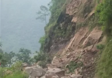 नैनीताल-काठगोदाम मार्ग पर गिरे बोल्डर और मलबा, रास्ता बंद