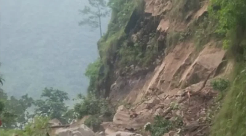 नैनीताल-काठगोदाम मार्ग पर गिरे बोल्डर और मलबा, रास्ता बंद