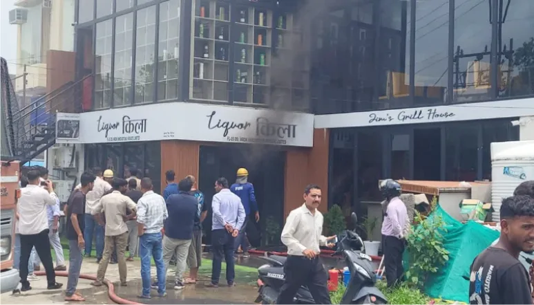 विदेशी शराब की दुकान में अचानक भीषण आग