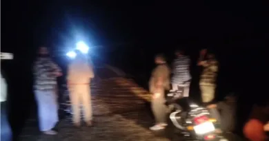 जंगल सफारी से लौट रही पांच जिप्सियां नालों में आए तेज उफान के कारण खारा गेट के पास फंसी