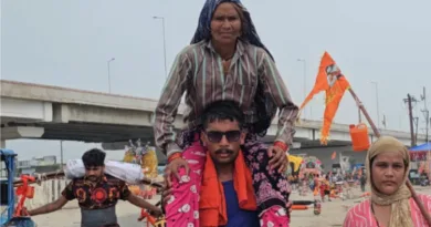 कांवड़ यात्रा - एक फौजी अपनी मां को कंधे पर बैठाकर हरिद्वार स्नान कराकर गंतव्य की ओर हुआ रवाना