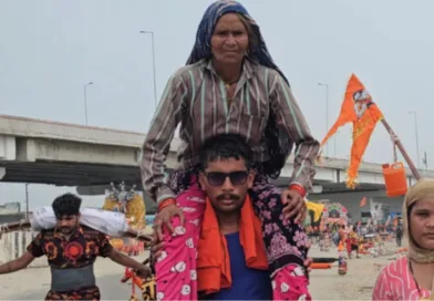कांवड़ यात्रा - एक फौजी अपनी मां को कंधे पर बैठाकर हरिद्वार स्नान कराकर गंतव्य की ओर हुआ रवाना