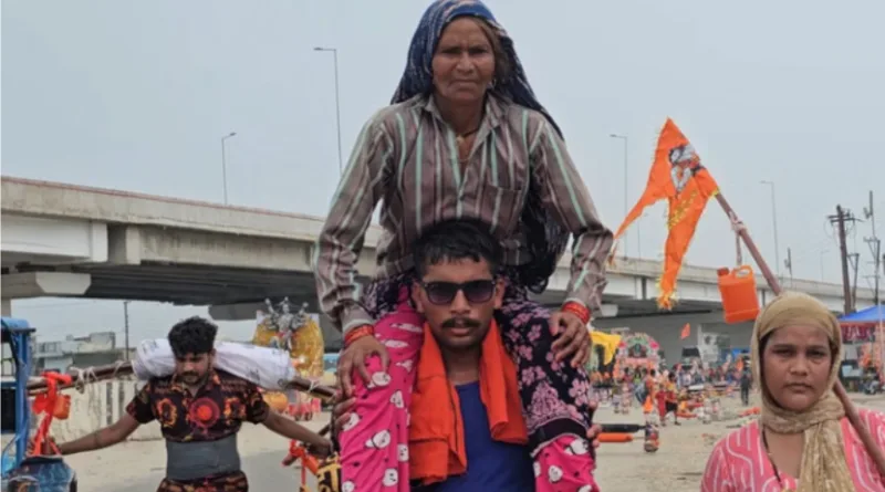 कांवड़ यात्रा - एक फौजी अपनी मां को कंधे पर बैठाकर हरिद्वार स्नान कराकर गंतव्य की ओर हुआ रवाना