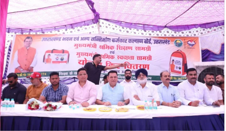 नगर निगम में मुख्यमंत्री श्रमिक शिक्षण सामग्री एवं मुख्यमंत्री श्रमिक स्वच्छता सामग्री योजना” के अंतर्गत किट वितरण कार्यक्रम