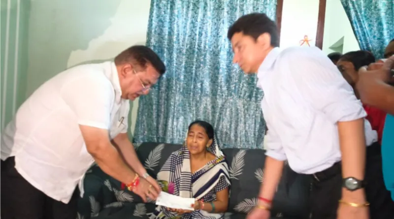 नगर निगम ने मृतक के परिवार को सौंपा दो लाख रुपये की आर्थिक सहायता का चेक