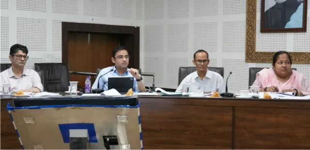 ग्राम्य विकास विभाग द्वारा जनपद में संचालित कार्याे की विस्तृत समीक्षा की