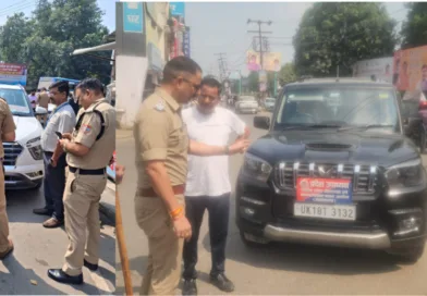 काशीपुर पुलिस की निजी वाहनों पर विभाग, पद एवं राजनीतिक दल के नाम के बोर्ड लगाने वालों पर कार्यवाही