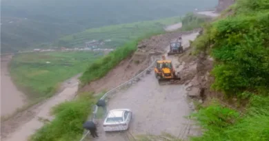कुमाऊं मंडल में लैंडस्लाइड से अल्मोड़ा, बागेश्वर, पिथौरागढ़, चंपावत और नैनीताल जिलों मिलाकर 100 से ज्यादा सड़कें बंद