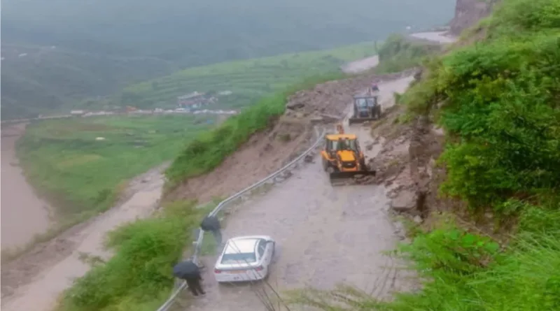 कुमाऊं मंडल में लैंडस्लाइड से अल्मोड़ा, बागेश्वर, पिथौरागढ़, चंपावत और नैनीताल जिलों मिलाकर 100 से ज्यादा सड़कें बंद